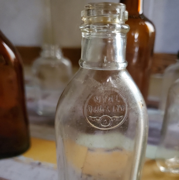 Bundle vintage old medicine bottles - Picture 7 of 11